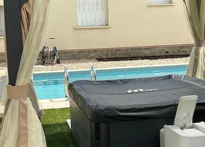 Jolie Independante Climatisee 3 Confort 6 Couchages, Piscine Chauffee 4 X 8 Disponible Selon Meteo De Mai A Fin Septembre, Jacuzzi 4 Places, Boulodrome Eclaire, Ping-pong, Wifi, Proche Commerces Animaux Domestiques Sur Demande ヴィラ Bretenoux