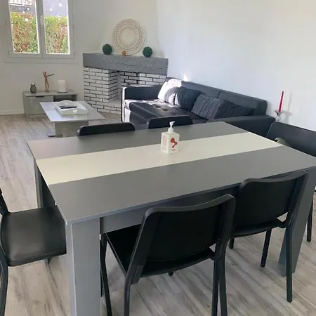 Jolie Villa Independante Climatisee 3 Chambres Tout Confort 6 Couchages, Piscine Chauffee 4 X 8 Et Jacuzzi Disponibles De Mai A Fin Septembre, Boulodrome Eclaire, Ping-Pong, Wifi, Proche Commerces Animaux Domestiques Sur Demande * Bretenoux
