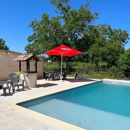 Villa Jolie: Climatisée Avec Piscine Chauffée Et Confort Familial Bretenoux