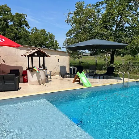 Jolie Villa Independante Climatisee 3 Chambres Tout Confort 6 Couchages, Piscine Chauffee 4 X 8 Et Jacuzzi Disponibles De Mai A Fin Septembre, Boulodrome Eclaire, Ping-Pong, Wifi, Proche Commerces Animaux Domestiques Sur Demande * Bretenoux