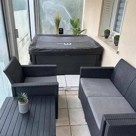 Jolie Villa Independante Climatisee 3 Chambres Tout Confort 6 Couchages, Piscine Chauffee 4 X 8 Et Jacuzzi Disponibles De Mai A Fin Septembre, Boulodrome Eclaire, Ping-Pong, Wifi, Proche Commerces Animaux Domestiques Sur Demande * Bretenoux