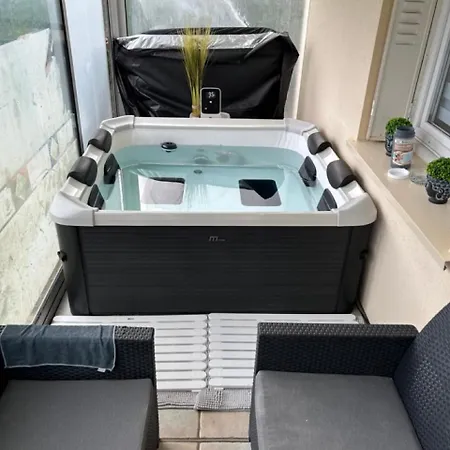 Jolie Villa Independante Climatisee 3 Chambres Tout Confort 6 Couchages, Piscine Chauffee 4 X 8 Et Jacuzzi Disponibles De Mai A Fin Septembre, Boulodrome Eclaire, Ping-Pong, Wifi, Proche Commerces Animaux Domestiques Sur Demande Bretenoux