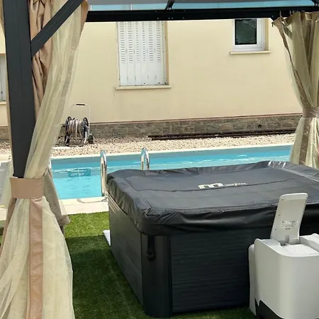 Jolie Villa Independante Climatisee 3 Chambres Tout Confort 6 Couchages, Piscine Chauffee 4 X 8 Et Jacuzzi Disponibles De Mai A Fin Septembre, Boulodrome Eclaire, Ping-Pong, Wifi, Proche Commerces Animaux Domestiques Sur Demande Villa Bretenoux