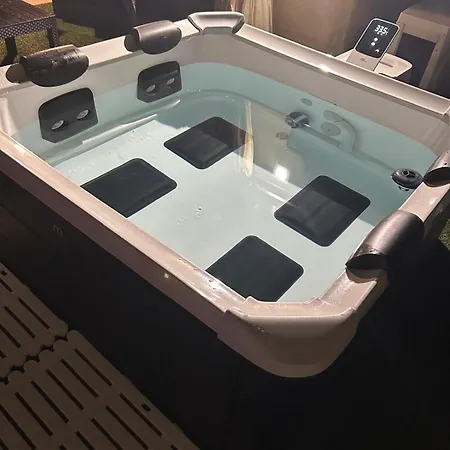 Jolie Villa Independante Climatisee 3 Chambres Tout Confort 6 Couchages, Piscine Chauffee 4 X 8 Et Jacuzzi Disponibles De Mai A Fin Septembre, Boulodrome Eclaire, Ping-Pong, Wifi, Proche Commerces Animaux Domestiques Sur Demande