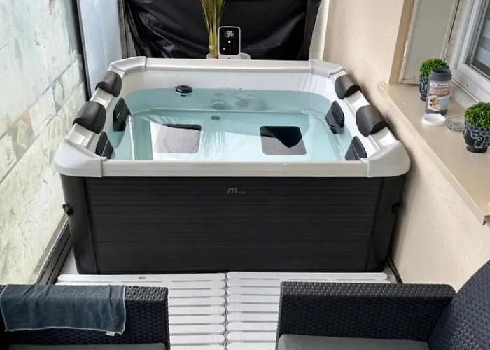 Jolie Independante Climatisee 3 Confort 6 Couchages, Piscine Chauffee 4 X 8 Disponible Selon Meteo De Mai A Fin Septembre, Jacuzzi 4 Places, Boulodrome Eclaire, Ping-pong, Wifi, Proche Commerces Animaux Domestiques Sur Demande Bretenoux